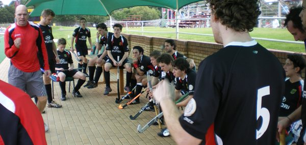 Markus Weise bei der Ansprache an sein Team. Foto: Heimpel