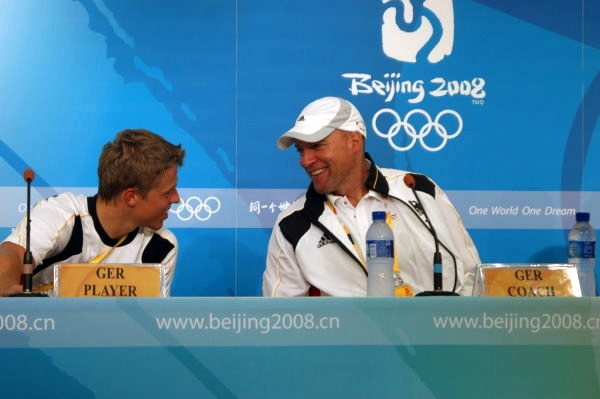 Der Kapitn und der Bundestrainer entspannt in der Pressekonferenz nach dem Auftaktmatch. Foto: Uli Meyer