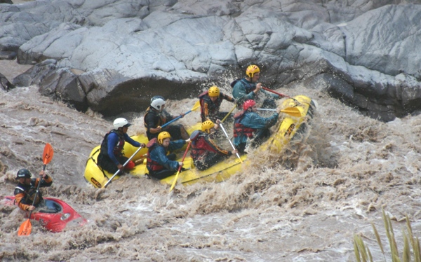 Wild und schlammbraun war das Wasser bei der Rafting-Tour. Foto: Gassert